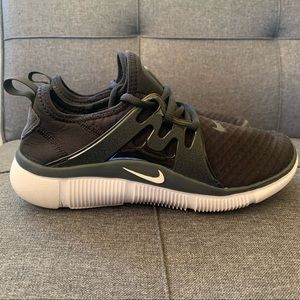 NIKE WOMENS ACALME SNEAKER - BLACK SIZE 8.5